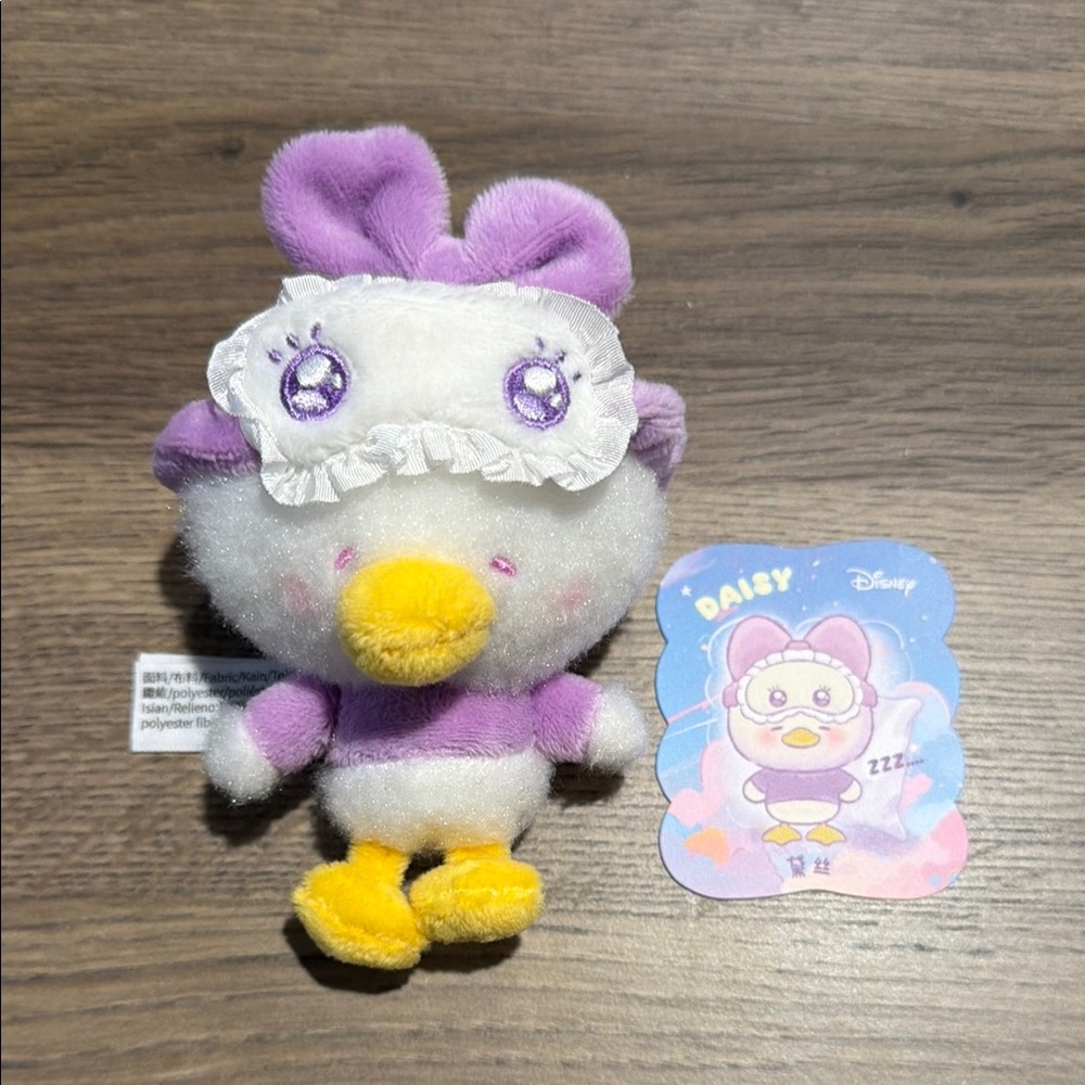 NWOT Top Toy Disney Squinting SleepWear Plush Keychain - Daisy